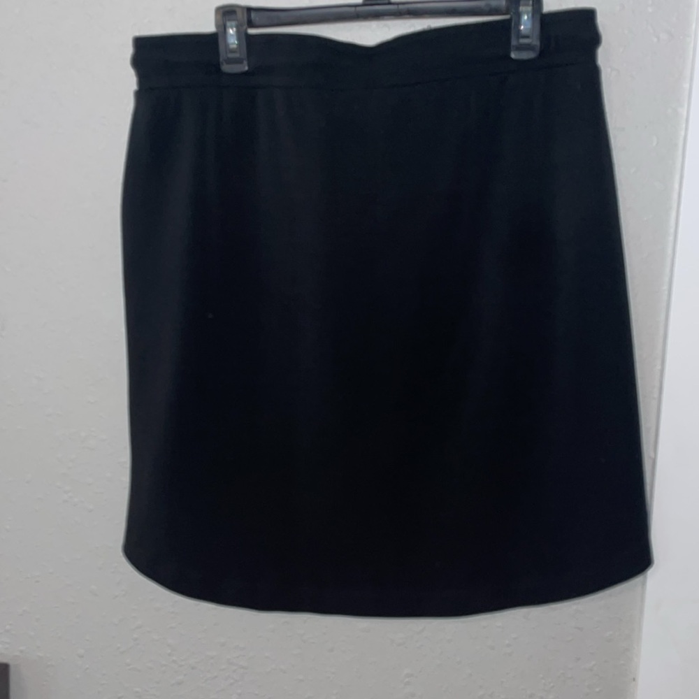 Elegant Black Women's Skirt - Picture 3 of 3